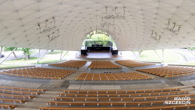 Teatr Letni w Szczecinie miał zachwycać iluminacjami. Ale te w zasadzie nie są uruchamiane. Tak przynajmniej twierdzi radny Koalicji Obywatelskiej z Zielonych, Przemysław Słowik, który skierował w tej sprawie interpelację do prezydenta Szczecina.