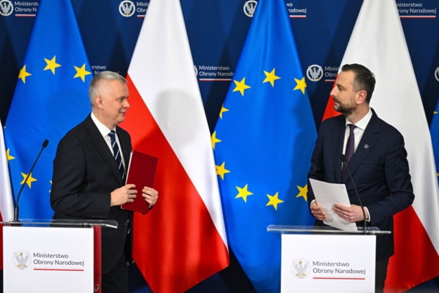 Z wnioskiem o spotkanie wystąpili przedstawiciele rządu. Prezydent odmówił w listopadzie nominacji na pierwszy stopień oficerski dla ponad stu funkcjonariuszy ABW i służby kontrwywiadu wojskowego.