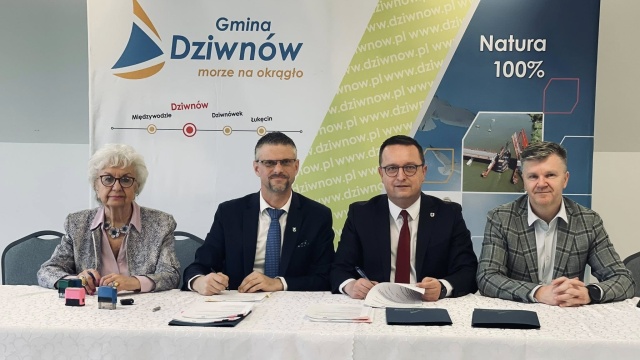 Gmina Dziwnów poprawi dostęp do kąpielisk i plaż na swoim terenie. W Łukęcinie i Międzywodziu powstaną nowe zejścia nad Morze Bałtyckie. Inwestycjom pomogą fundusze europejskie, które gwarantują umowy zawarte z Urzędem Marszałkowskim.