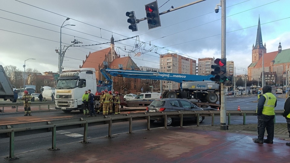 Ciężarówka zablokowała Most Długi