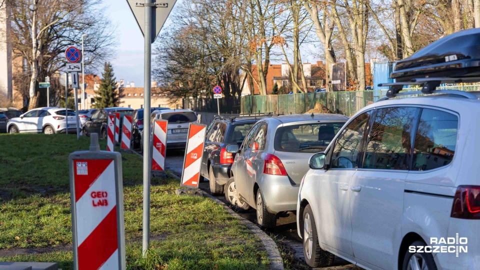 Przy Unii Lubelskiej nie ma gdzie parkować. Codziennie interweniuje Straż Miejska [WIDEO, ZDJĘCIA]