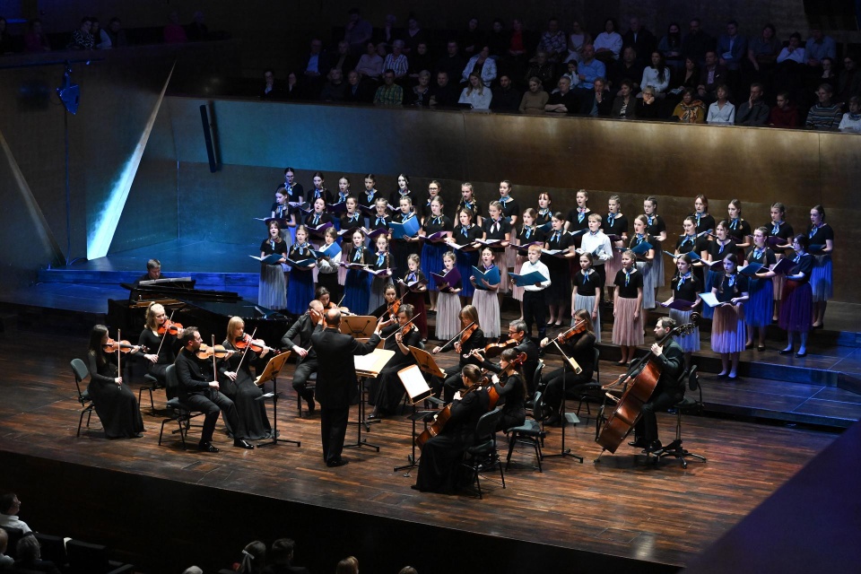 Chór Don Diri Don Zachodniopomorskiego Uniwersytetu Technologicznego w Szczecinie i Orkiestra West Side Sinfonietta pod dyrekcją Dariusza Dyczewskiego. Fot. Marcin Bielecki