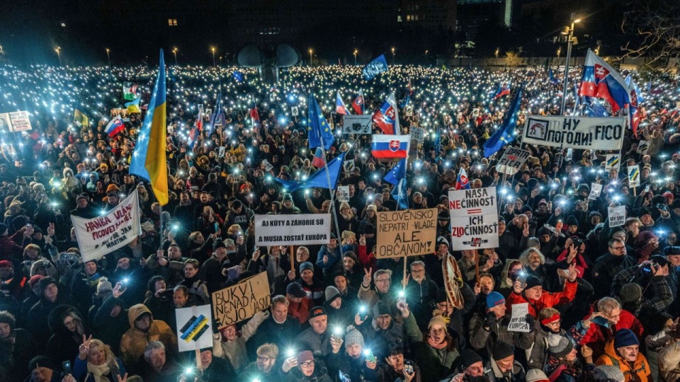 "Wstydzimy się za Ficę" i "zdrada stanu" - te hasła skandowali demonstranci w słowackiej stolicy. źródło:PAP/EPA/JAKUB GAVLAK