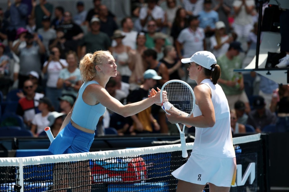 Katerina Siniakova i Iga Świątek podczas 1. rundy wielkoszlemowego turnieju tenisowego Australian Open w Melbourne. PAP/Marcin Cholewiński