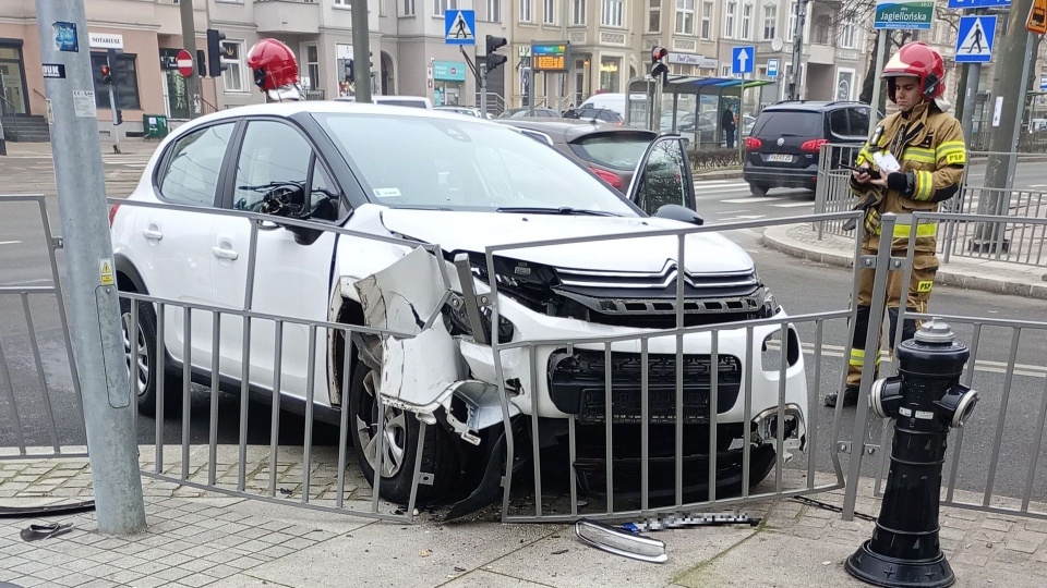 Kierowca zasłabł i wjechał w barierki