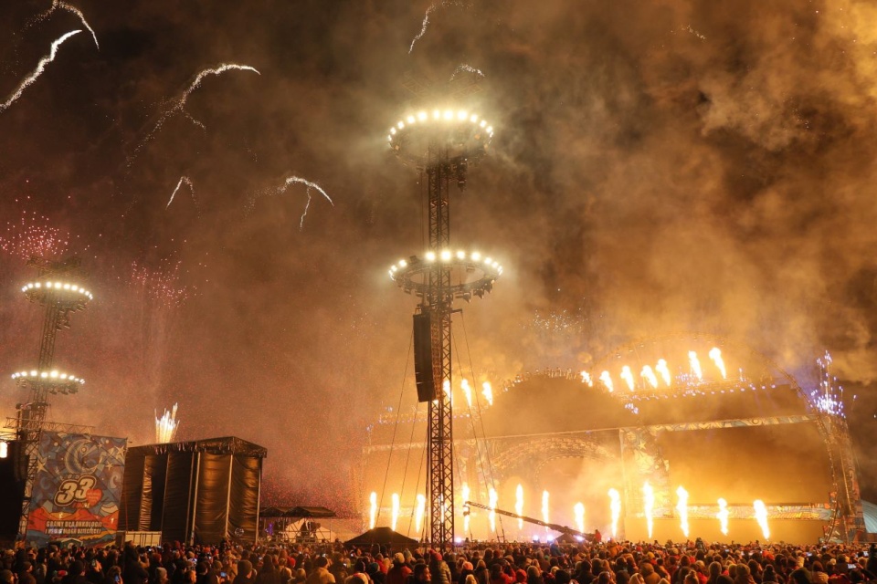 Światełko do Nieba na zakończenie 33. Finału Wielkiej Orkiestry Świątecznej Pomocy na błoniach Stadionu Narodowego w Warszawie. PAP/Paweł Supernak