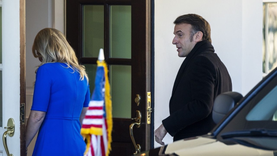 Macron przybył do Białego Domu czarną limuzyną z flagami - amerykańską i francuską. PAP/EPA