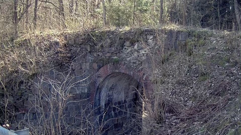 Jej fragment będzie przebiegał po nasypie nieczynnej linii kolejowej między Kościernicą i Jacinkami w gminie Polanów. źródło: https://www.facebook.com/DrogiNaPomorzuZachodnim