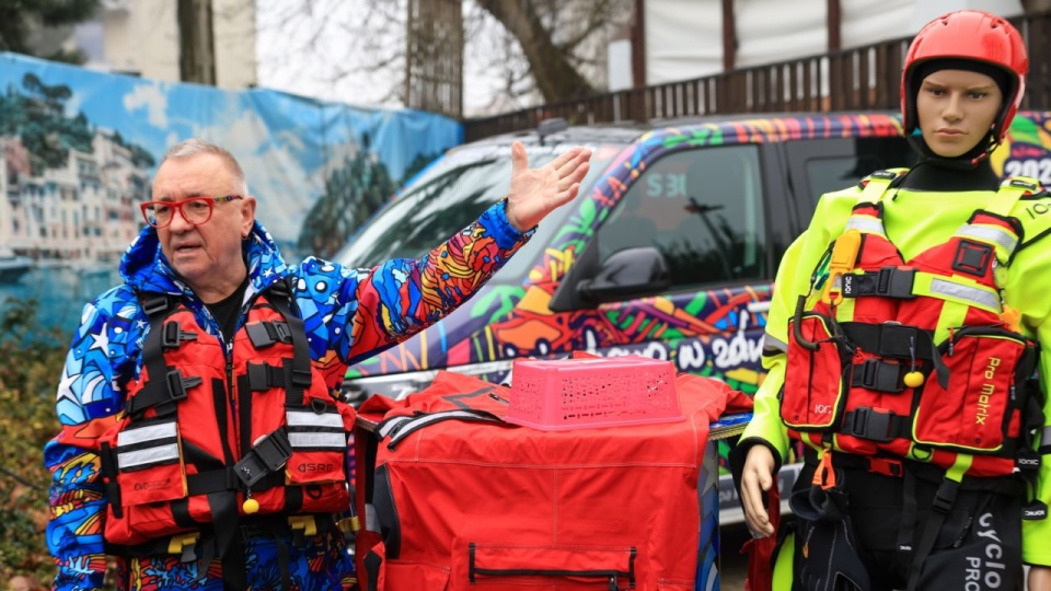 Prezes zarządu fundacji WOŚP Jerzy Owsiak na konferencji prasowej na terenie siedziby fundacji w Warszawie. Podczas dotyczącego zakupów dla jednostek OSP i WOPR spotkania przekazano również samochody przedstawicielom hospicjów. PAP/Szymon Pulcyn