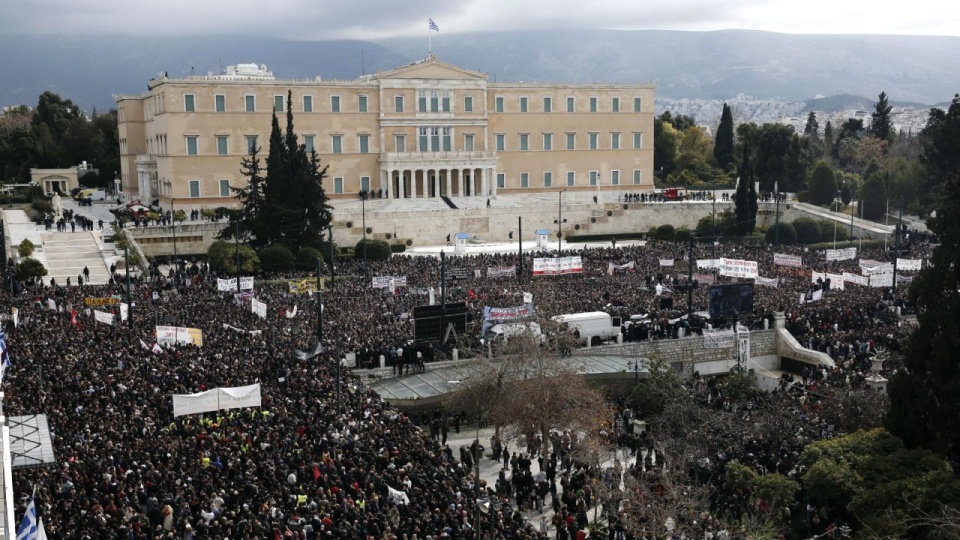 W centrum Aten zebrało się prawie 200 tysięcy ludzi. PAP/EPA/YANNIS KOLESIDIS