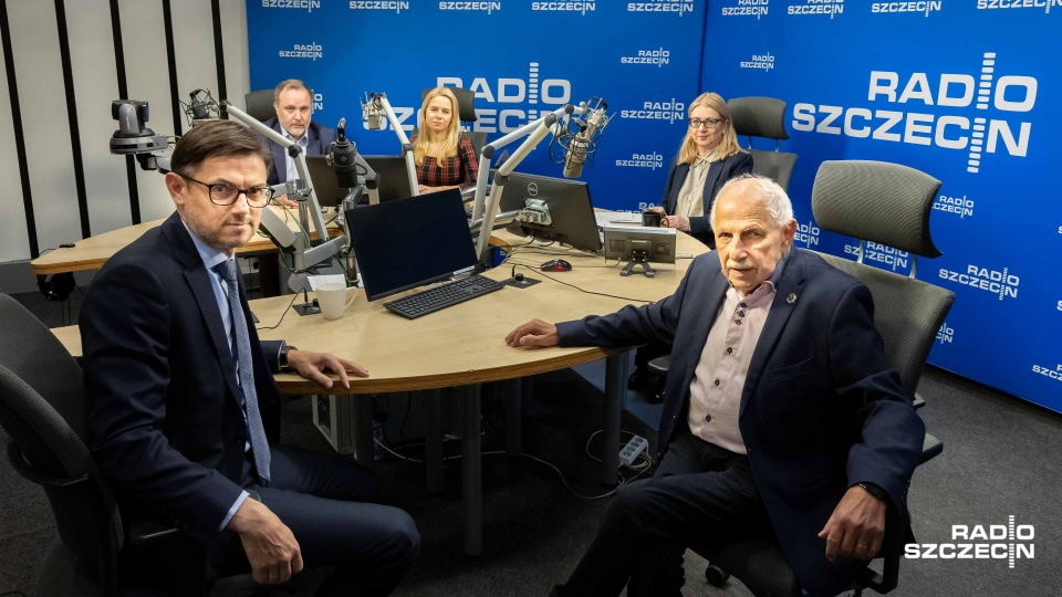 "Kawiarenka polityczna" Radia Szczecin: Dr Ewa Milczarek, mecenas Włodzimierz Łyczywek, mecenas Piotr Dobrołowicz, mecenas Michał Olechnowicz. Fot. Robert Stachnik [Radio Szczecin]