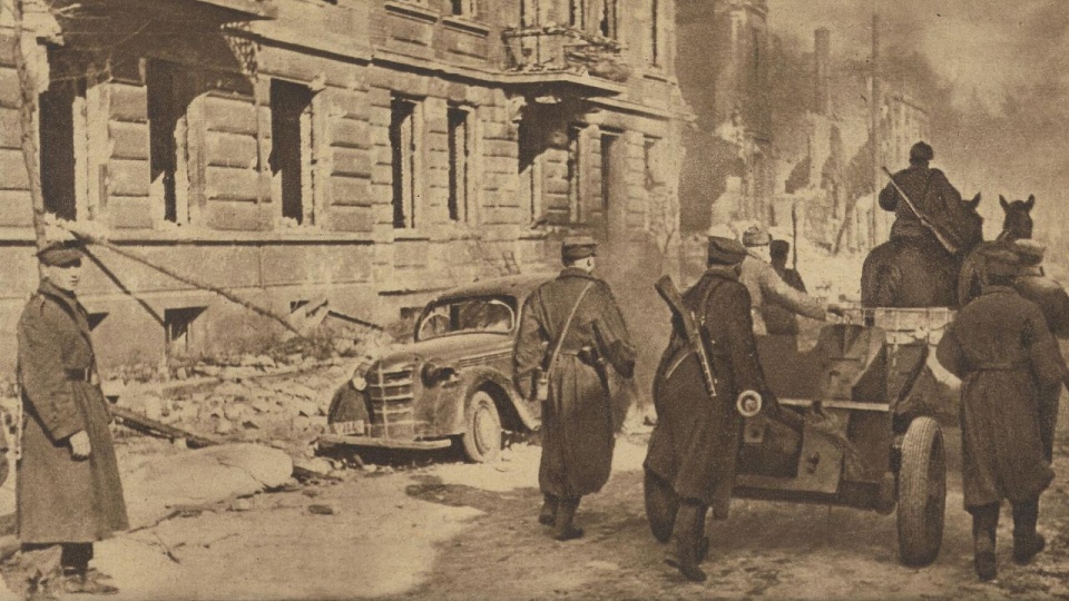 Polscy artylerzyści biorący udział w szturmie na kołobrzeski port. źródło: Ksawery Pruszyński - książka "Nieznany" polona.pl, CC0, https://commons.wikimedia.org/w/index.php?curid=147239057