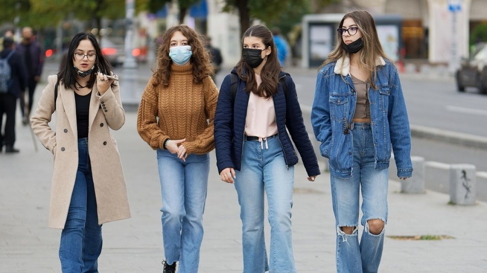 Pierwszy przypadek zakażenia wirusem SARS-CoV-2 wykryto w listopadzie 2019 roku w 12-milionowym Wuhan w Chinach. 11 marca 2020 Światowa Organizacja Zdrowia (WHO) ogłosiła pandemię COVID-19. źródło: https://pixabay.com/pl/6830920/Surprising_SnapShots/CC0 - domena publiczna