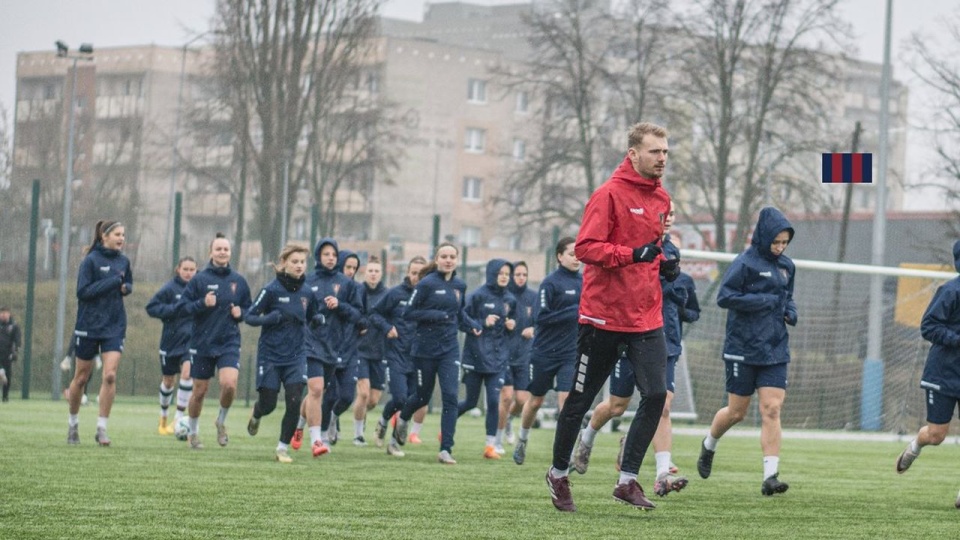 Spotkanie Pogoni z Pogonią Tczew w ekstralidze kobiet rozpocznie się o godzinie 18 na boisku Centrum Kształcenia Dzieci i Młodzieży przy ulicy Karłowicza w Szczecinie. źródło: https://x.com/PogonSzczecin_K