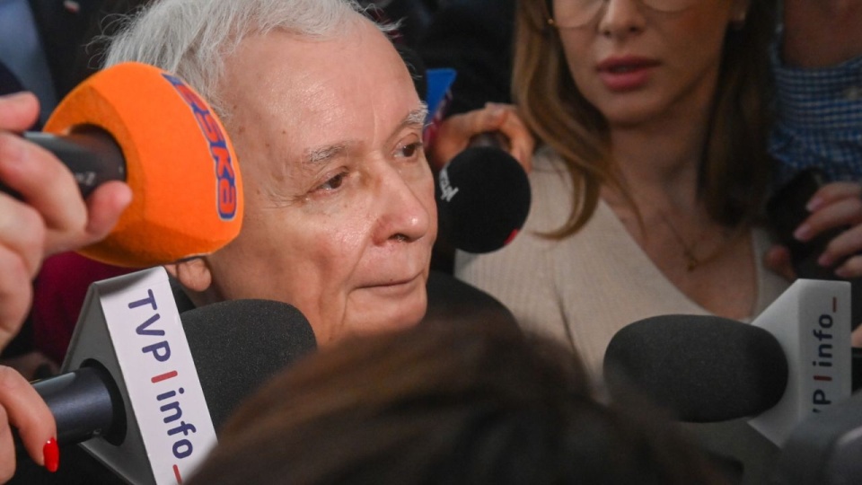 Prezes PiS Jarosław Kaczyński podczas wypowiedzi dla mediów na korytarzu Sejmu w Warszawie. PAP/Piotr Nowak