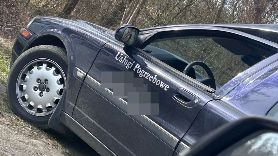 Kierował pod wpływem substancji psychoaktywnych, miał dożywotni zakaz prowadzenia, a karawan nie miał ważnych badań technicznych. źródło: https://szczecin.policja.gov.pl/szm/dzialania-policji/aktualnosci/70883,Kierowca-karawanu-z-zakazem-i-pod-wplywem-narkotykow-zatrzymany-przez-szczecinsk.html