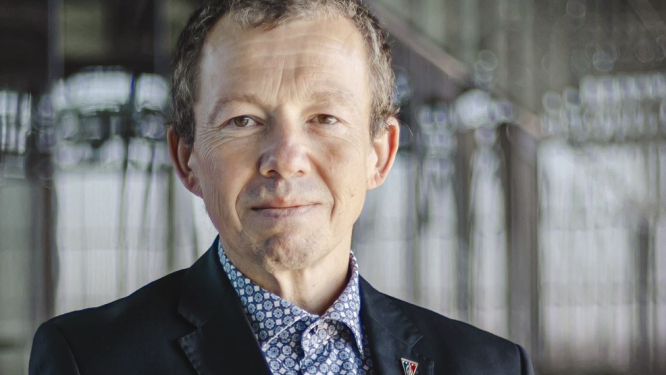 Skoworotko jest absolwentem Wydziału Elektroniki na Politechnice Szczecińskiej i ma dyplom MBA. źródło: https://x.com/PogonSzczecin