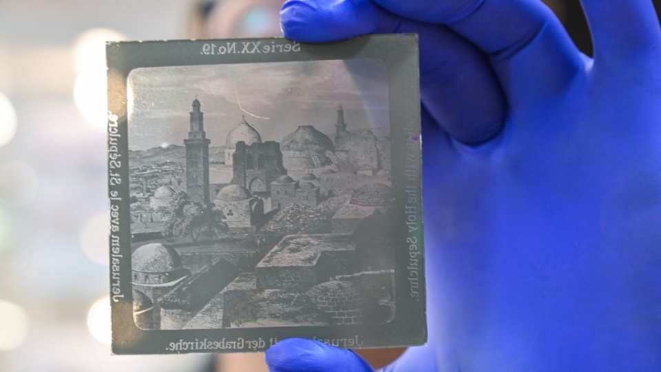 Zestaw szklanych przezroczy do wyświetlania pokazów przynieśli do muzeum dwaj pracownicy miejscowego Przedsiębiorstwa Gospodarki Komunalnej, którzy natrafili na nie przypadkowo w punkcie selektywnej zbiórki odpadów komunalnych. Wśród zachowanych obrazów są sceny ze Stambułu, Palestyny i innych miejsc Bliskiego Wschodu. Każde z przezroczy opatrzone jest opisami w trzech językach: angielskim, niemieckim i francuskim. PAP/Marcin Bielecki