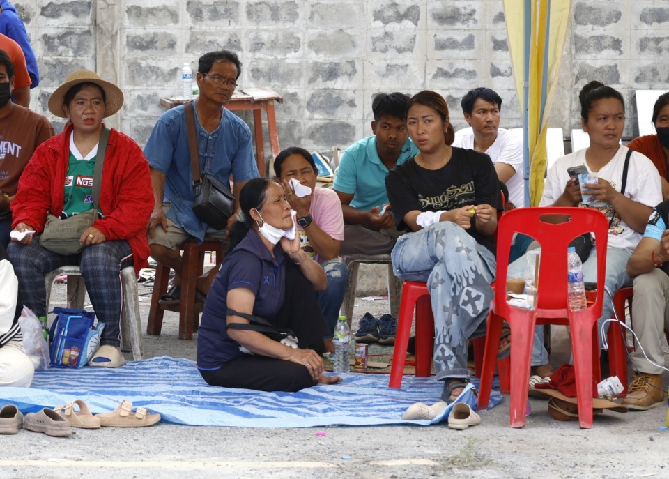 Rodziny i przyjaciele zaginionych robotników czekają na wynik akcji poszukiwawczej budynku, który zawalił się w wyniku trzęsienia ziemi w stolicy Tajlandii, Bangkoku. PAP/EPA/Narong Sangnak