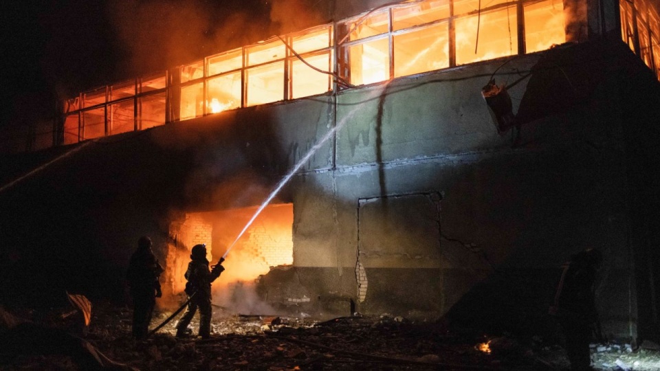 Uszkodzone są budynki kilku lokalnych zakładów i domy mieszkalne. PAP/Yevhen Titov