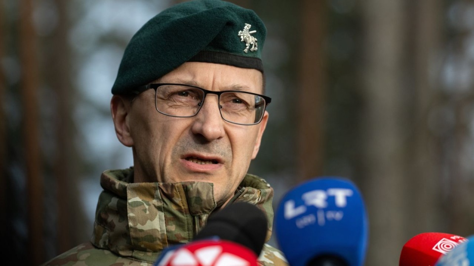 Dyw. Sztabu Obrony Wojska Litewskiego, gen. Remigijus Baltrenas mówił dziennikarzom, że ciało czwartego Amerykanina zostało odnalezione w bagnie. PAP/Valdemar Doveiko