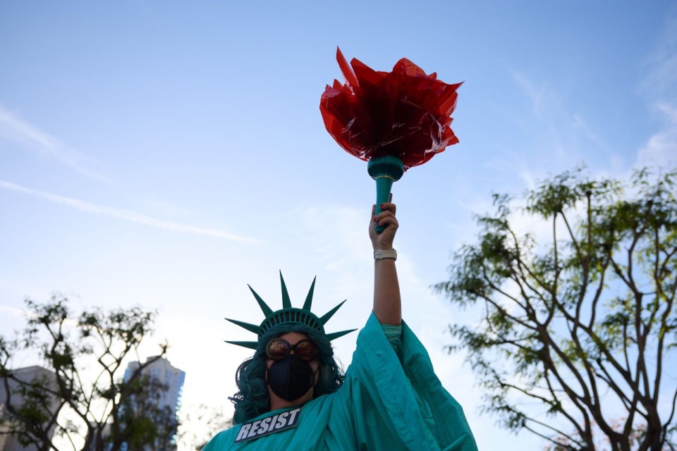 Protest przeciw działaniom Donalda Trumpa "Ręce precz!" w Los Angeles. PAP/EPA/Allison Dinner