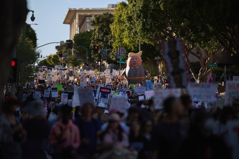 Protest przeciw działaniom Donalda Trumpa "Ręce precz!" w Los Angeles. PAP/EPA/Allison Dinner
