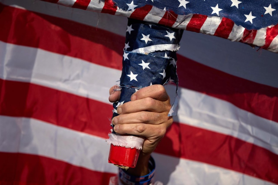 Protest przeciw działaniom Donalda Trumpa "Ręce precz!" w Los Angeles. PAP/EPA/Allison Dinner