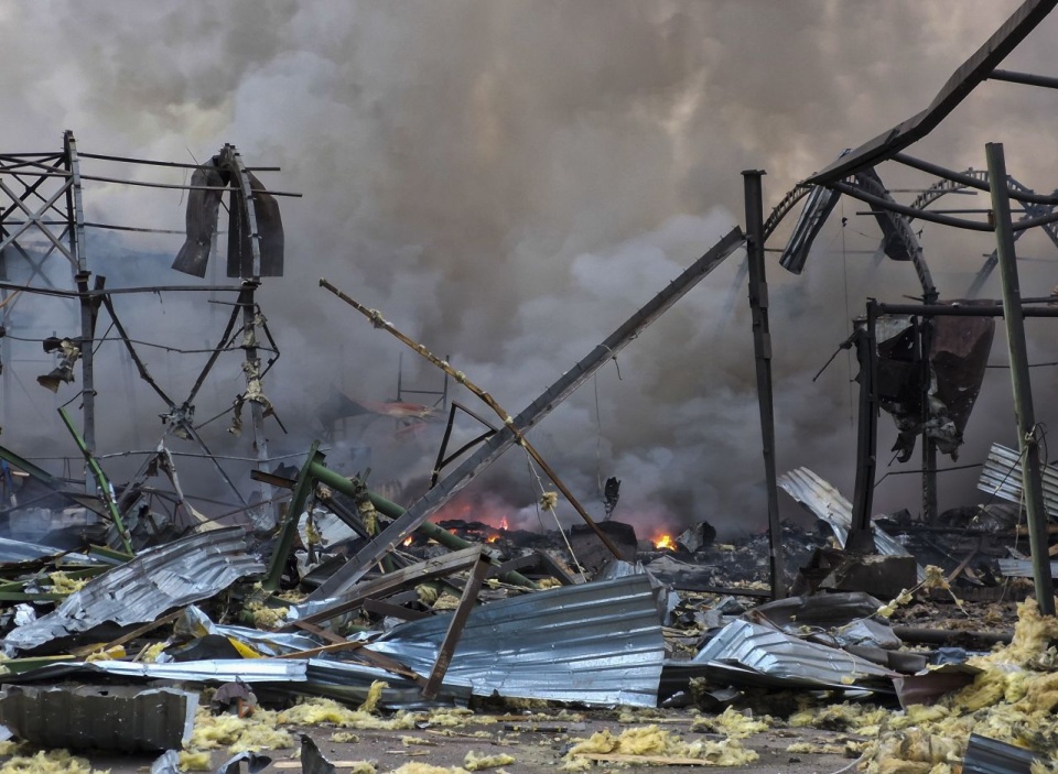 Zniszczenia w Kijowie po rosyjskim ataku rakietowym. PAP/EPA/Roman Petushkov