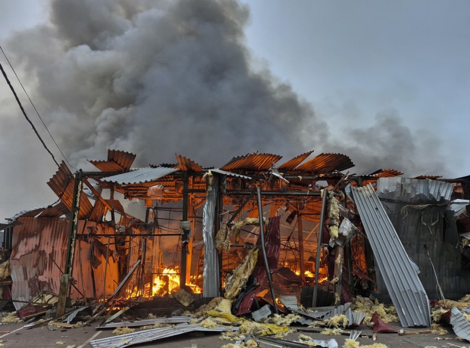 Zniszczenia w Kijowie po rosyjskim ataku rakietowym. PAP/EPA/Roman Petushkov