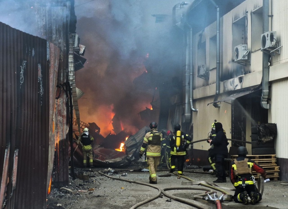 Zniszczenia w Kijowie po rosyjskim ataku rakietowym. PAP/EPA/Roman Petushkov