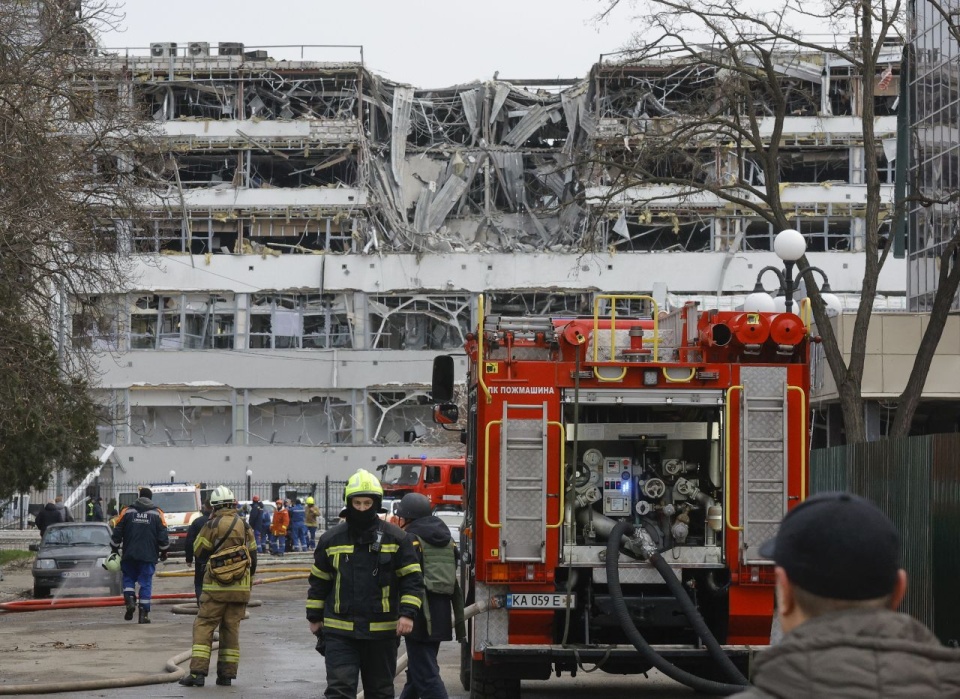 Zniszczenia w Kijowie po rosyjskim ataku rakietowym. PAP/EPA/Roman Petushkov