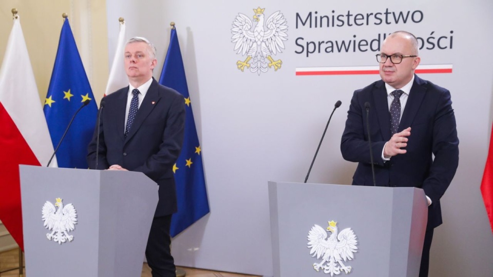 Minister sprawiedliwości, prokurator generalny Adam Bodnar i minister spraw wewnętrznych i administracji, koordynator służb specjalnych Tomasz Siemoniak podczas konferencji prasowej w Ministerstwie Sprawiedliwości w Warszawie. PAP/Tomasz Gzell