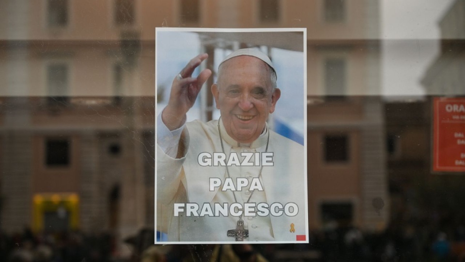 Ulotka z wizerunkiem papieża Franciszka w Watykanie, 25 bm. w przeddzień pogrzebu papieża. Papież Franciszek zmarł 21 bm. w wieku 88 lat. PAP/Darek Delmanowicz