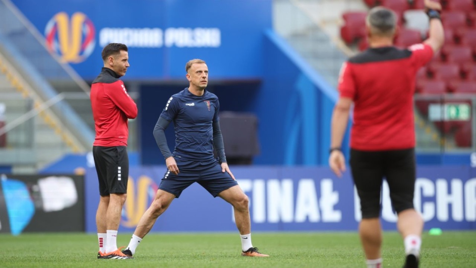 Szkoleniowiec Pogoni Szczecin Robert Kolendowicz i kapitan Kamil Grosicki podczas treningu drużyny na stadionie PGE Narodowym w Warszawie. PAP/Leszek Szymański