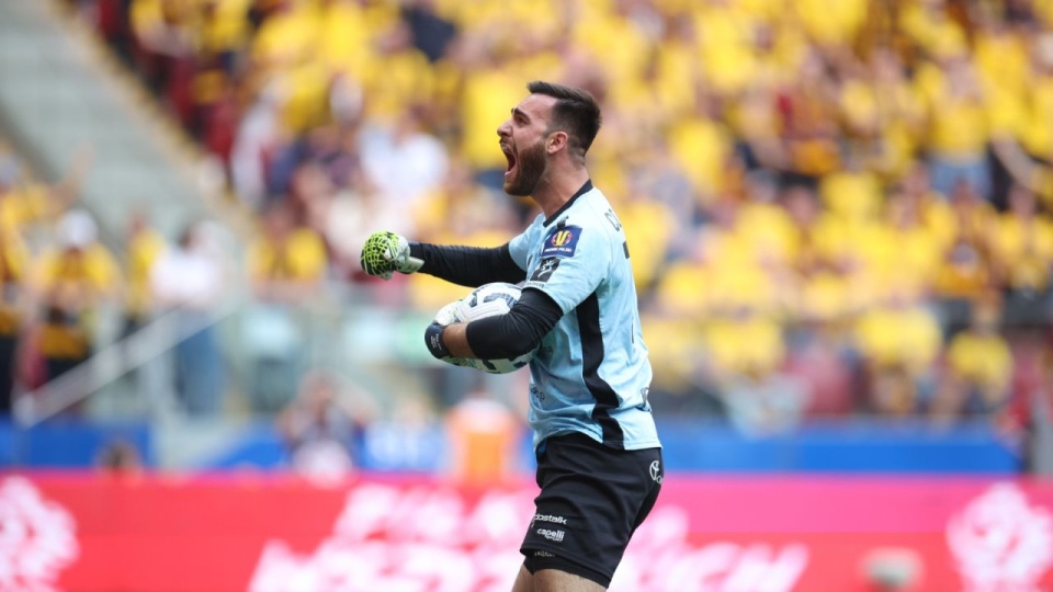 Bramkarz Pogoni Szczecin Valentin Cojocaru cieszy się po wybronieniu rzutu karnego podczas finałowego meczu piłkarskiego Pucharu Polski z Legią Warszawa na PGE Narodowym. PAP/Leszek Szymański