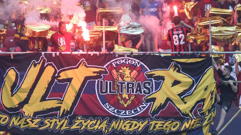 Kibice Pogoni Szczecin podczas finałowego meczu piłkarskiego Pucharu Polski z Legią Warszawa na PGE Narodowym. PAP/Leszek Szymański