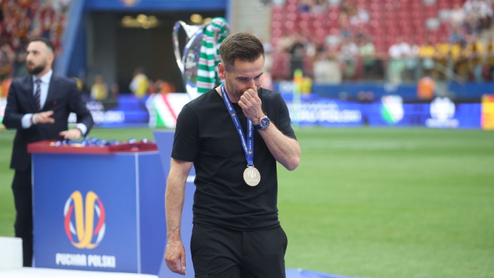 Trener Pogoni Szczecin Robert Kolendowicz odbiera srebrny medal po przegranym 3:4 finale Pucharu Polski z Legią Warszawa na PGE Narodowym. PAP/Leszek Szymański