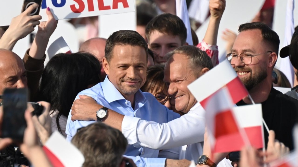 Kandydat KO w zbliżających się wyborach prezydenta RP, prezydent Warszawy Rafał Trzaskowski oraz premier Donald Tusk podczas wiecu wyborczego. PAP/Adam Warżawa