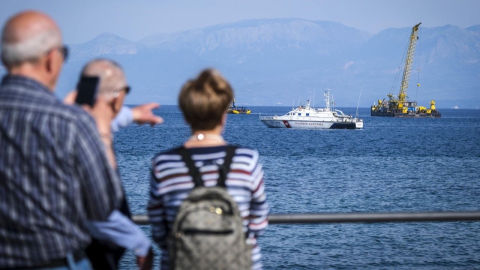 Do pobliskiego portu Termini Imerese przyjechał jeden z największych dźwigów morskich na świecie - Hebo Lift 10 - o wyporności ponad 5,5 tysiąca ton. PAP/EPA/IGOR PETYX