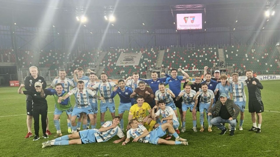 Po sobotnim sukcesie drużyna trenera Tomasza Kafarskiego awansowała na 6. miejsce w tabeli dające prawo gry w barażach o awans do 1. ligi. źródło: https://x.com/SSkolwin