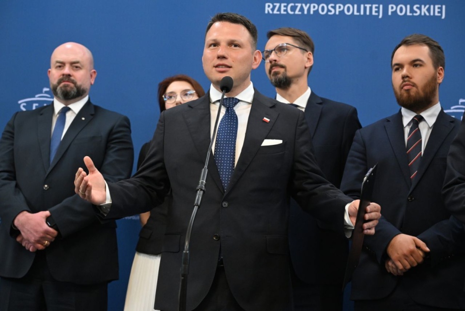 Sławomir Mentzen zaprosił kandydatów Koalicji Obywatelskiej oraz Prawa i Sprawiedliwości na rozmowę. Fot. PAP/Radek Pietruszka