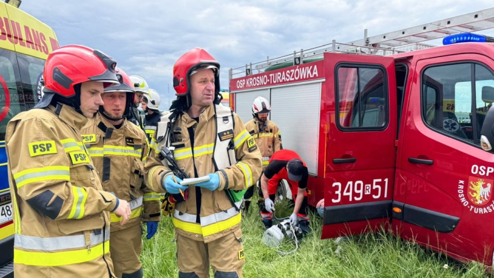 Pomocy rannym udziela prawie 30 strażaków z powiatu krośnieńskiego. PAP/KM PSP Krosno