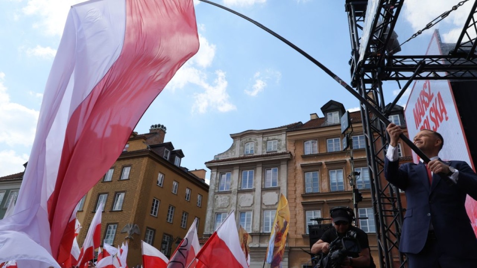 Wybory prezydenta RP - kampania przed II turą. "Wielki Marsz za Polską" zwolenników kandydata Komitetu Obywatelskiego w wyborach prezydenckich, popieranego przez PiS prezesa IPN Karola Nawrockiego w II turze wyborów na fotel prezydenta RP. Jego trasa wiedzie z ronda gen. de Gaulla na plac Zamkowy. Uczestniczy Karol Nawrocki. PAP/Paweł Supernak