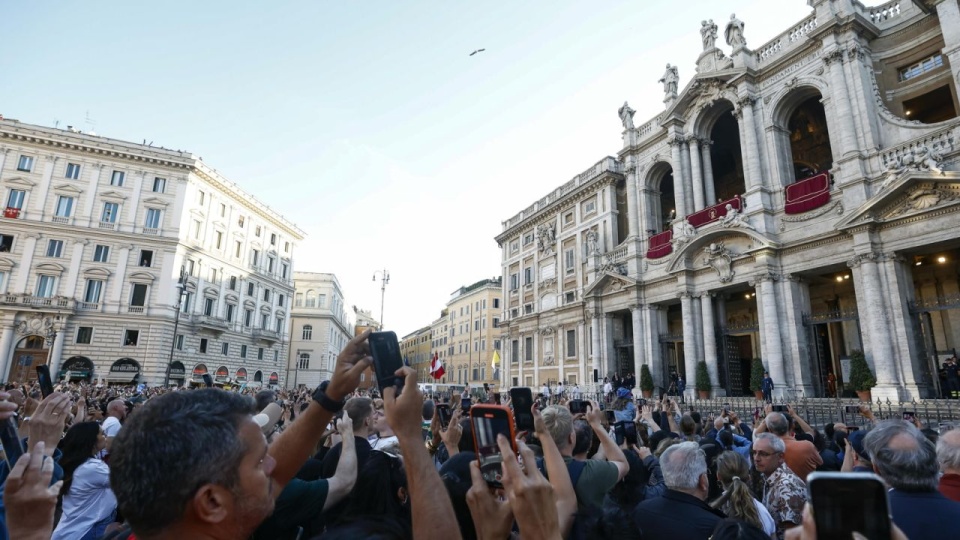Leon XIV został w niedzielę oficjalnie powitany przez rzymian. PAP/EPA/ANGELO CARCONI