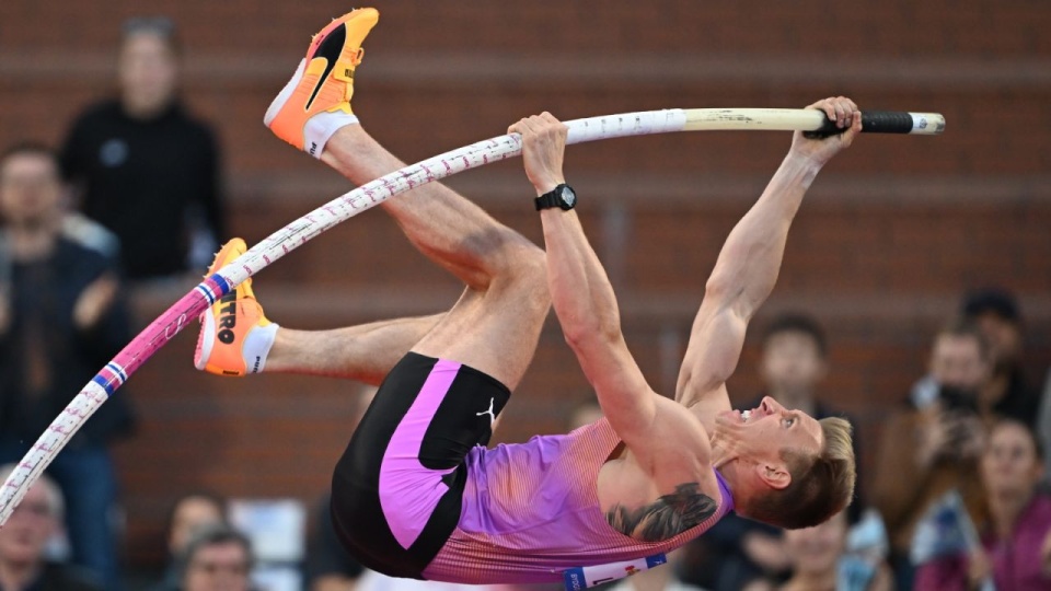 Polak Piotr Lisek w konkursie skoku o tyczce podczas 7. lekkoatletycznego Memoriału Ireny Szewińskiej w Bydgoszczy. PAP/Adam Warżawa