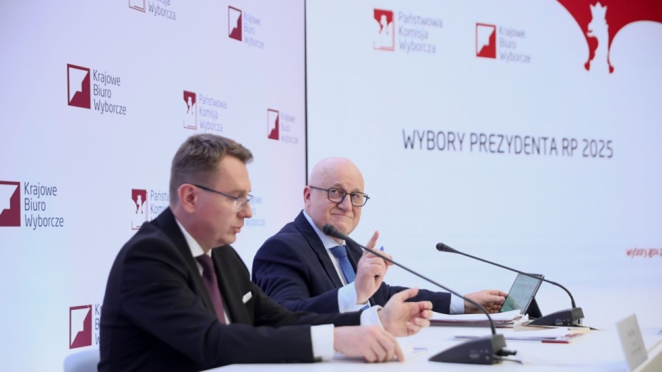Wybory prezydenta RP - II tura. Przewodniczący Państwowej Komisji Wyborczej Sylwester Marciniak (P) oraz członek PKW Rafał Tkacz (L) podczas konferencji PKW przed rozpoczęciem ciszy woborczej w Warszawie. PAP/Leszek Szymański