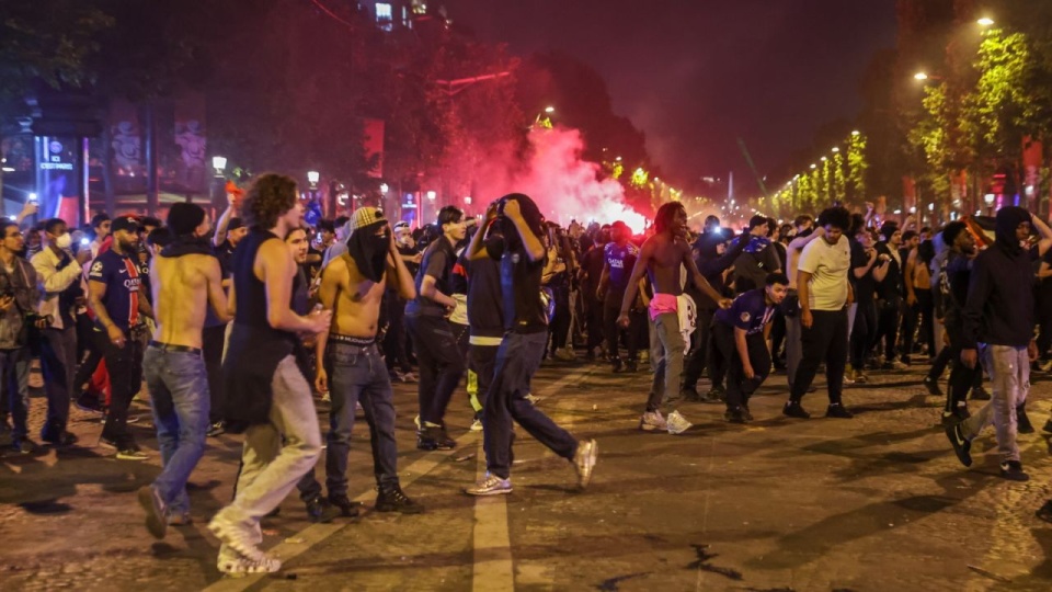 Szef MSW nazwał młodzież z imigranckich przedmieść, która siała chaos na ulicach, "barbarzyńcami". PAP/EPA/CHRISTOPHE PETIT TESSON