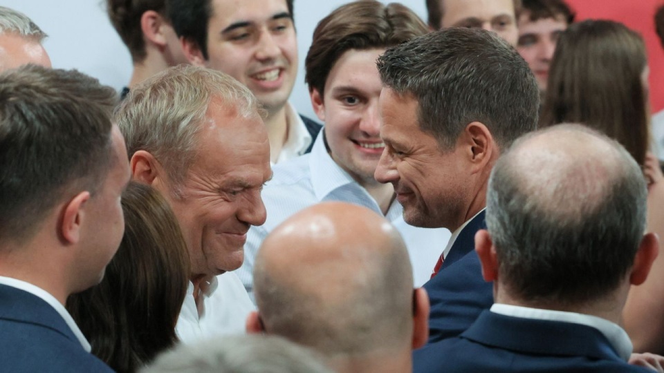 Kandydat KO w wyborach prezydenckich, prezydent Warszawy Rafał Trzaskowski i premier Donald Tusk w sztabie wyborczym w Warszawie. Zakończyło się głosowanie w II turze wyborów prezydenta RP. PAP/Paweł Supernak