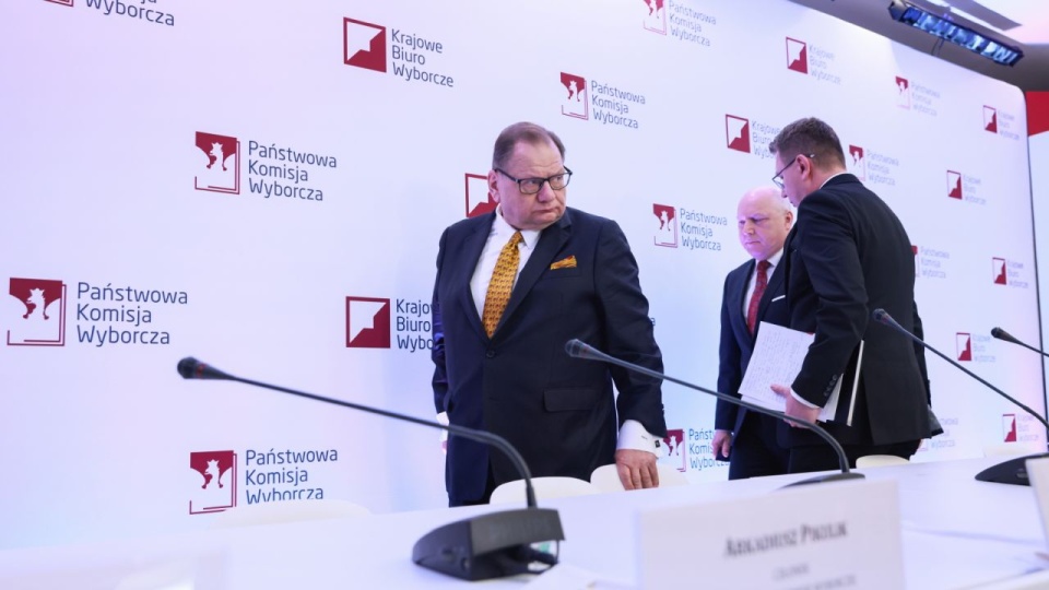 Członkowie PKW: Ryszard Kalisz, Mirosław Suski i Rafał Tkacz podczas konferencji PKW w Warszawie. PKW ogłosiła oficjalnie, że wybory prezydenckie wygrał Karol Nawrocki, uzyskując 50,89 proc. głosów; Rafał Trzaskowski uzyskał 49,11 proc. głosów. PAP/Leszek Szymański